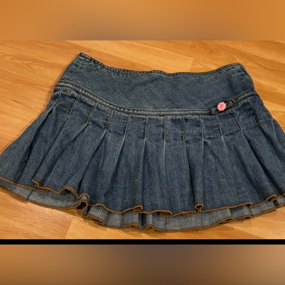 VTG Y2KAeropostale Blue Denim Skirt with Pink Flower Rhinestone Detail